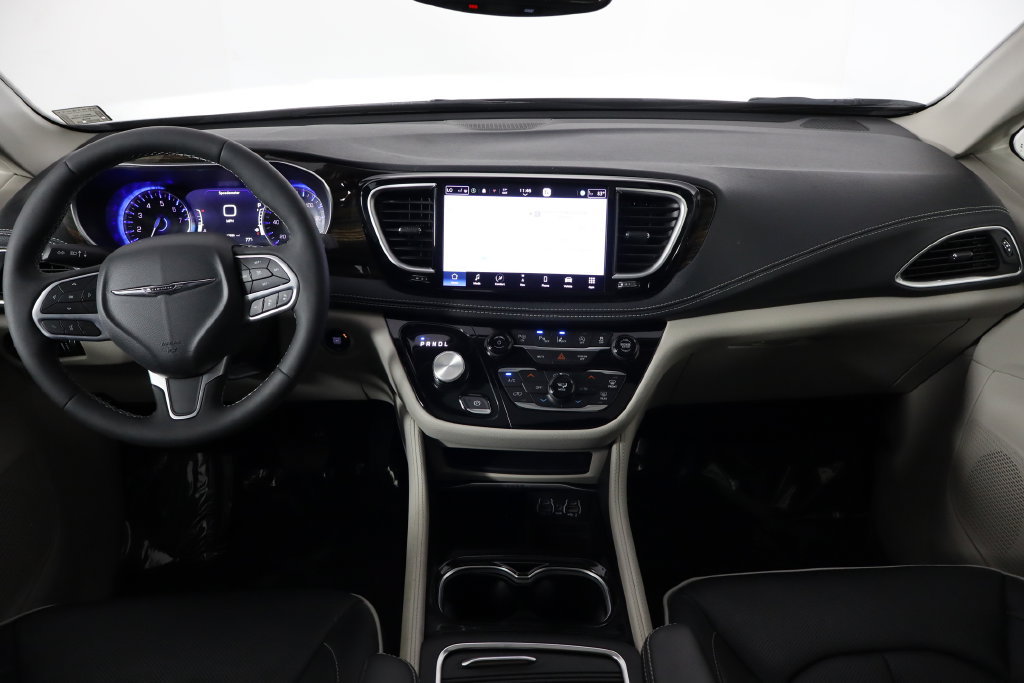 Used 2023 Chrysler Pacifica Limited FWD image 13