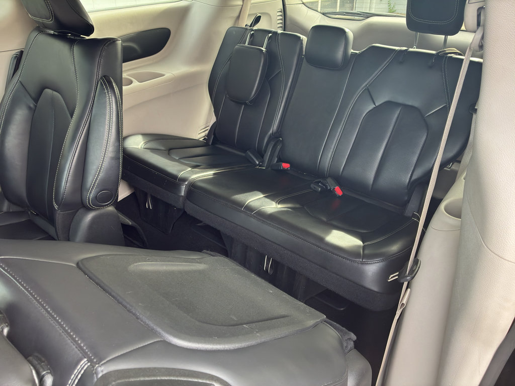 Used 2023 Chrysler Pacifica Touring-L FWD image 11
