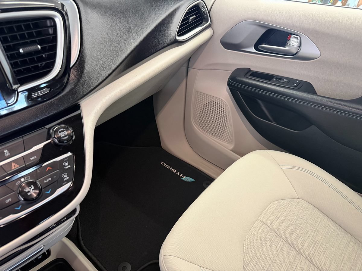 Used 2017 Chrysler Pacifica Touring Plus FWD image 25