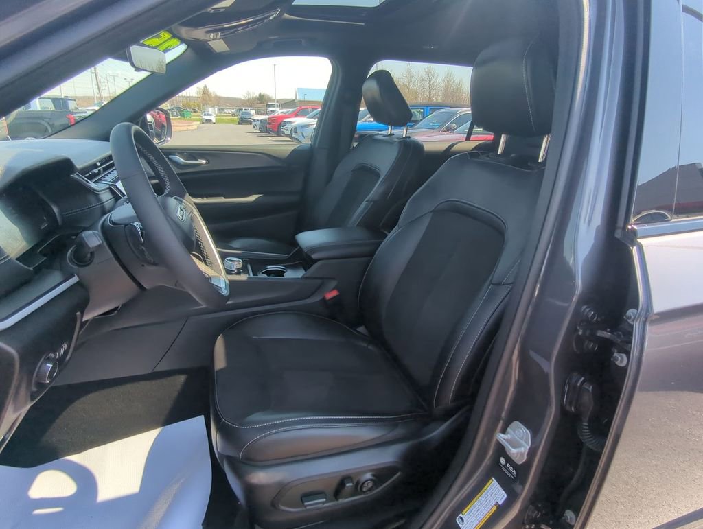 Used 2025 Jeep Grand Cherokee L Laredo AWD/4WD image 17