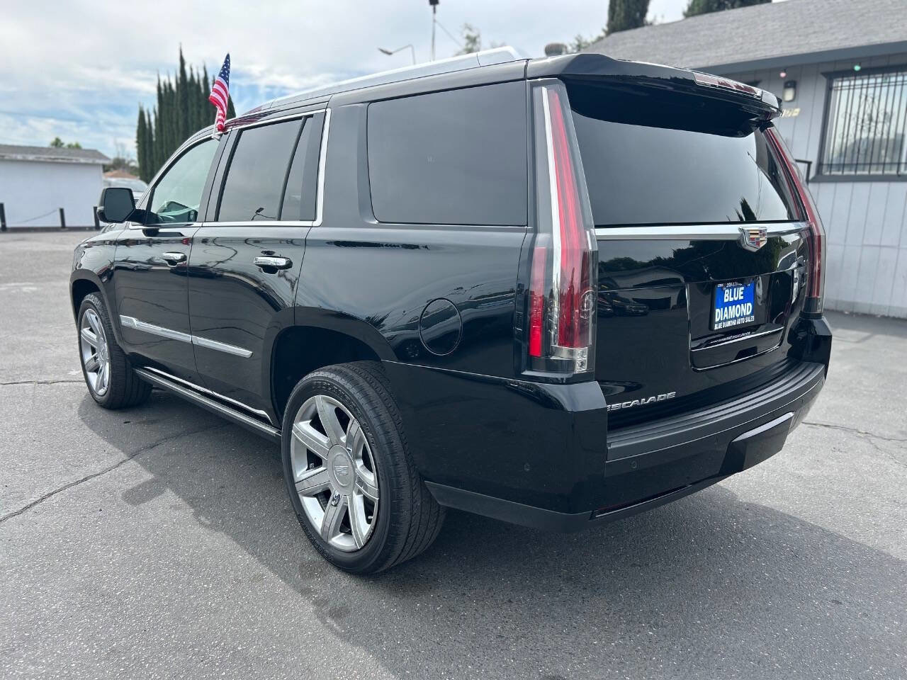 Used 2019 Cadillac Escalade Premium Luxury image 4