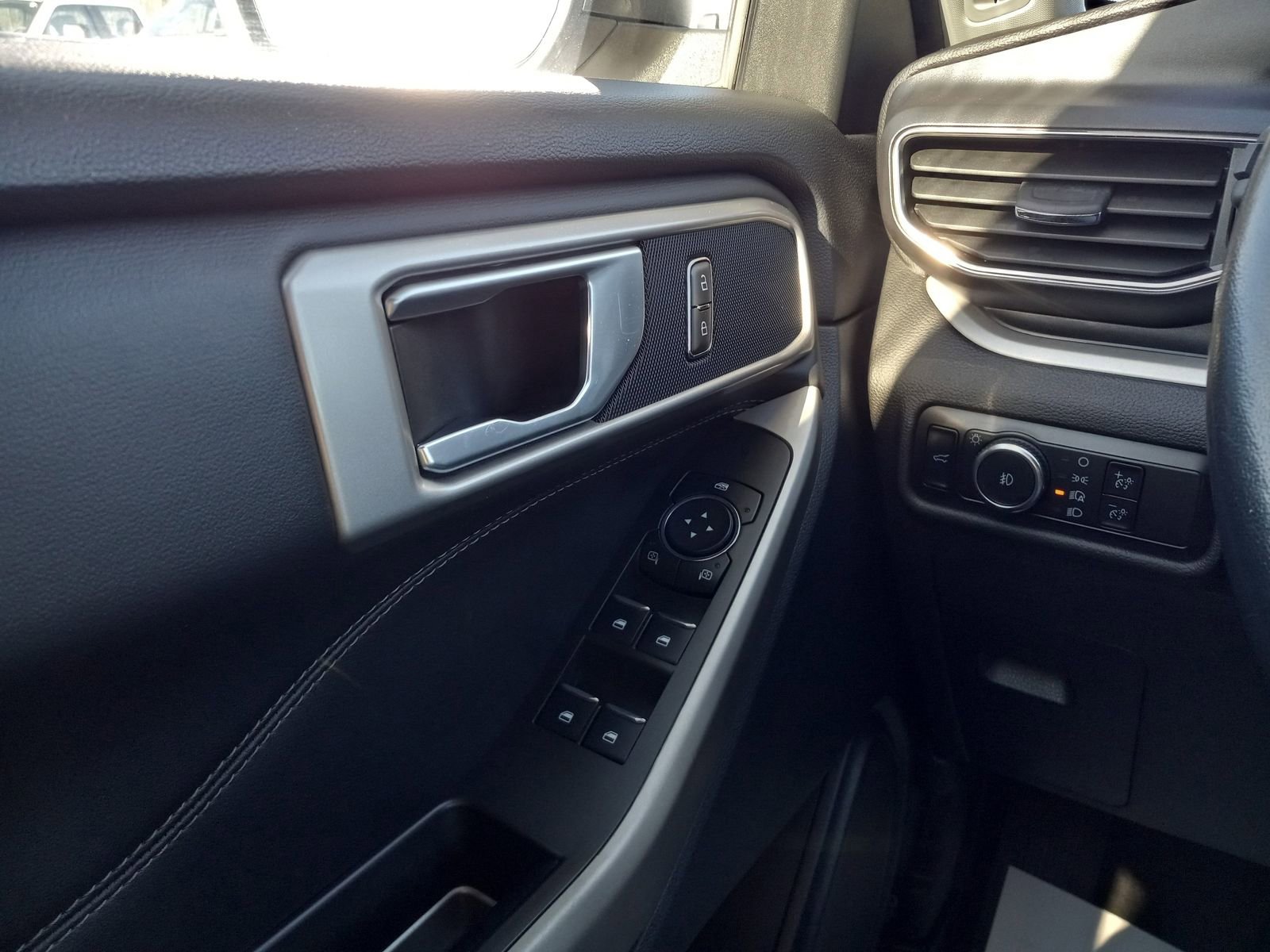Used 2023 Ford Explorer XLT w/ Equipment Group 202A RWD image 28