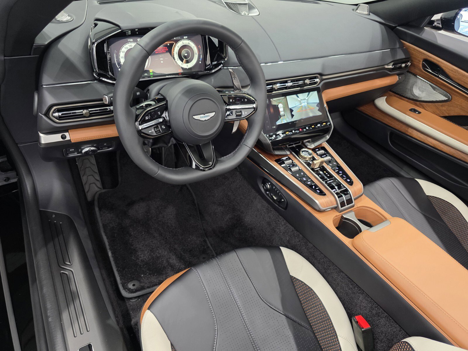 Used 2026 Aston Martin Vanquish Convertible image 3