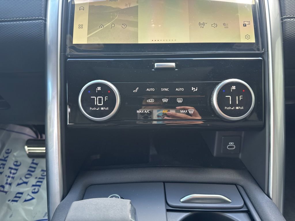 Used 2024 Land Rover Discovery Dynamic SE image 23