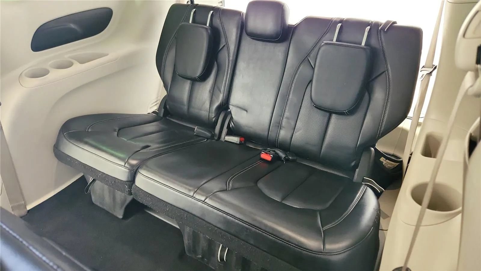 Used 2023 Chrysler Pacifica Touring-L FWD image 35