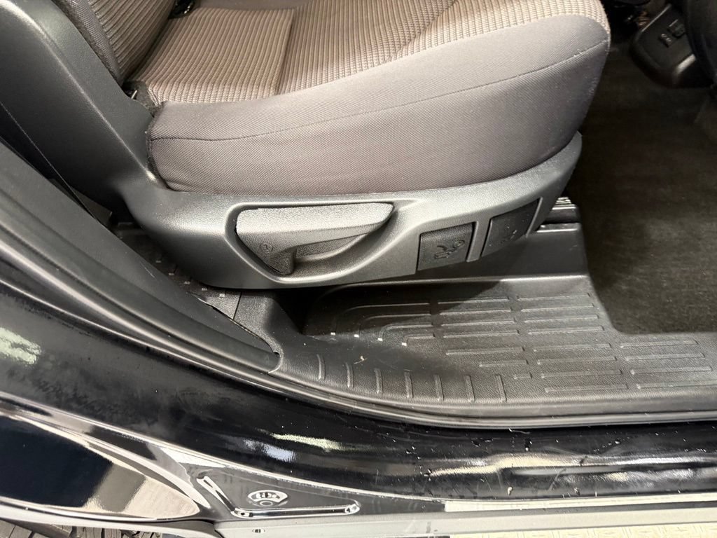 Used 2024 Toyota Highlander LE AWD/4WD image 28