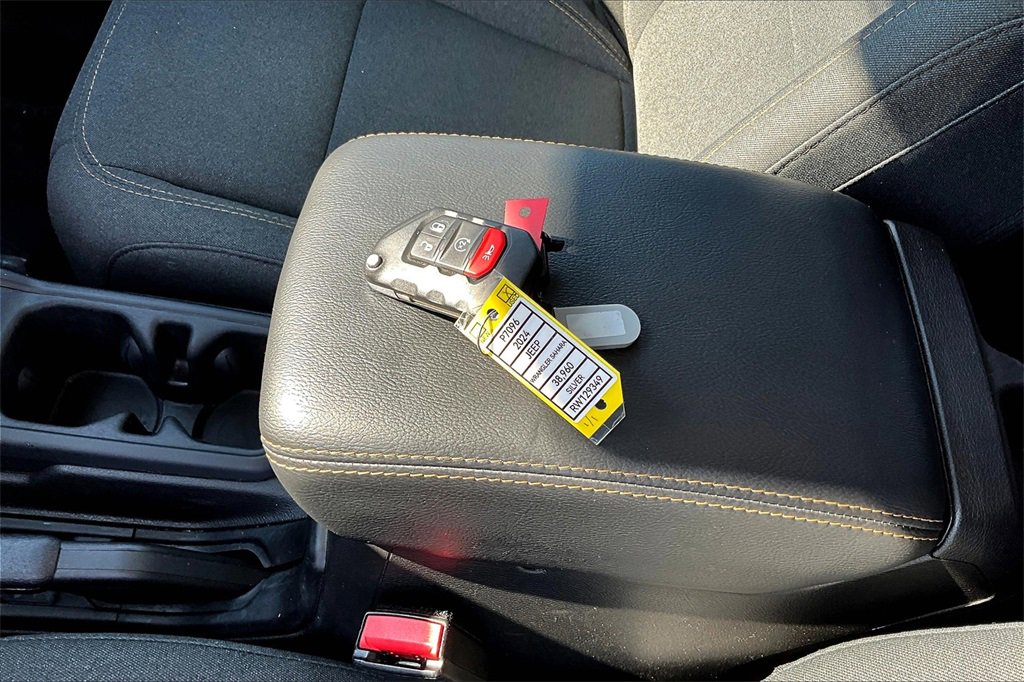 Used 2024 Jeep Wrangler Sahara image 11