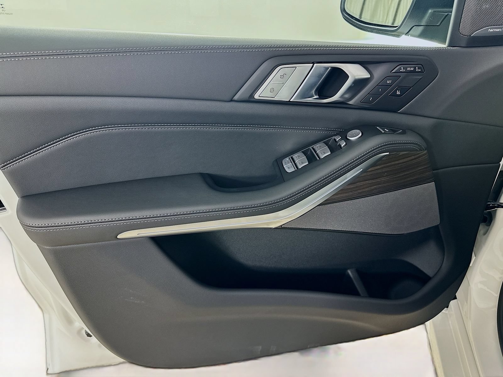 New 2027 BMW X7 xDrive40i w/ Premium Package AWD/4WD image 16