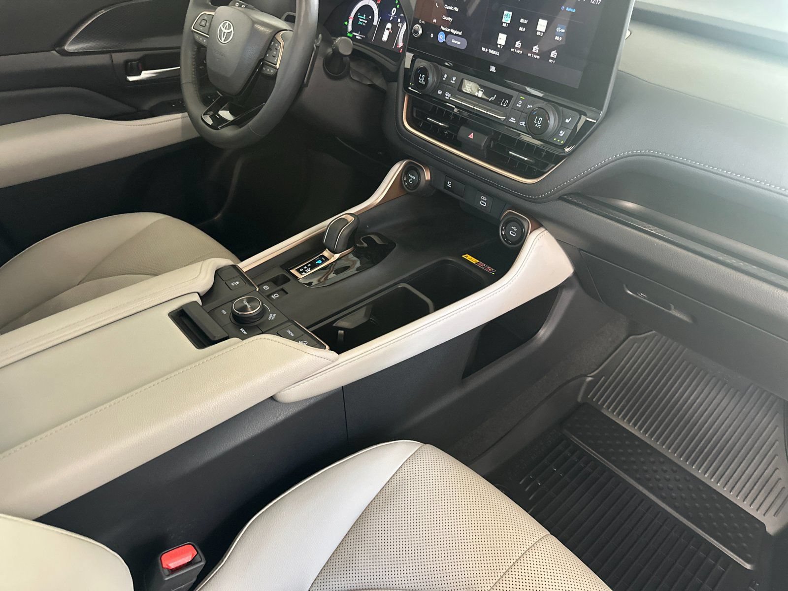 Used 2025 Toyota Grand Highlander AWD Hybrid image 19