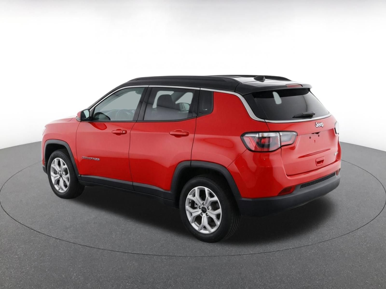 Used 2025 Jeep Compass Latitude AWD/4WD image 6