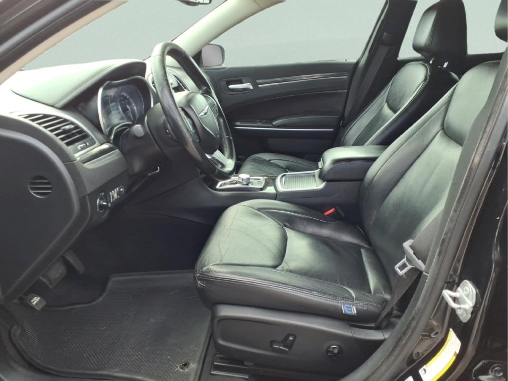 Used 2018 Chrysler 300 Touring w/ Driver Convenience Group RWD image 9