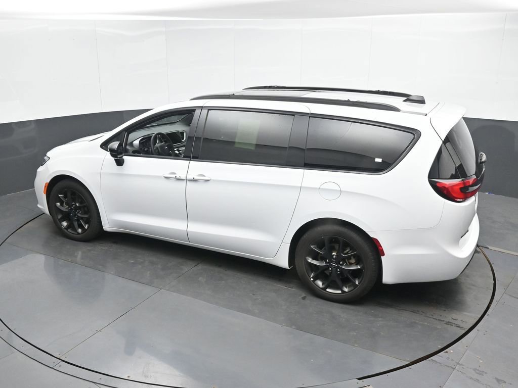 Used 2025 Chrysler Pacifica Limited image 45