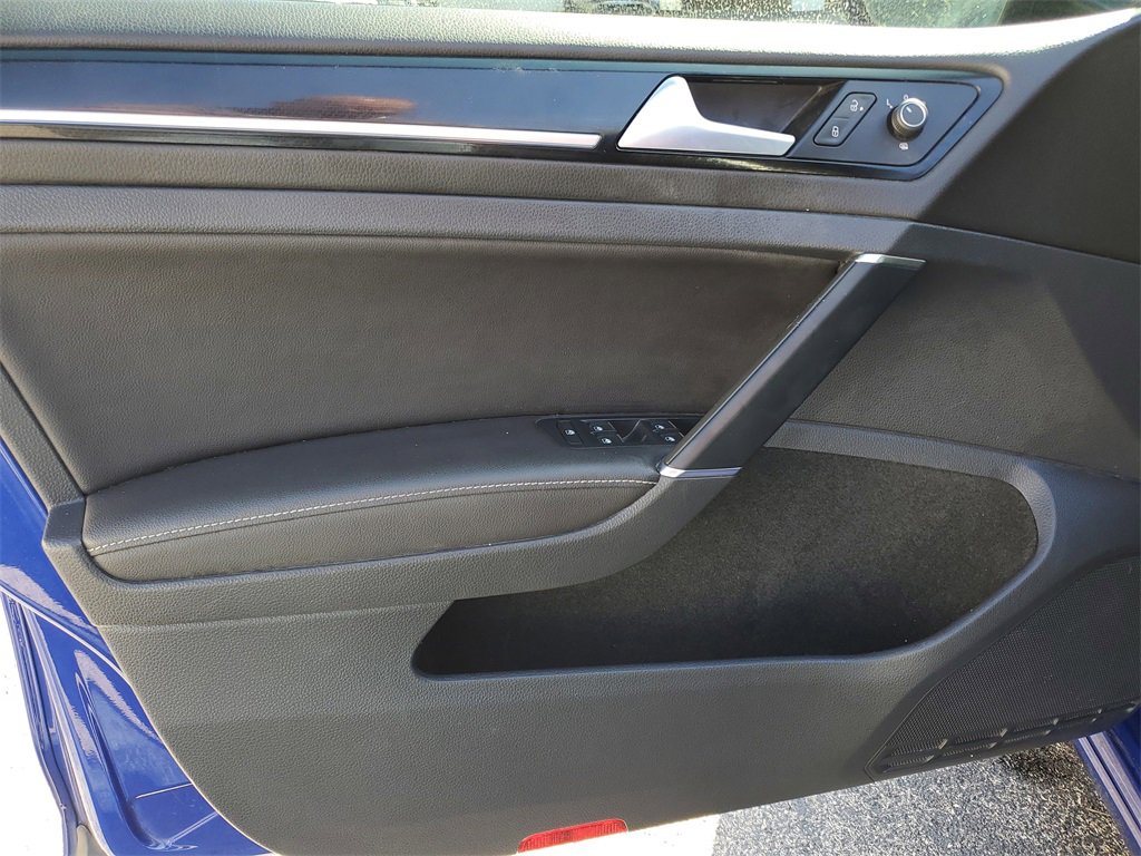 Used 2017 Volkswagen Golf R 4-Door image 17