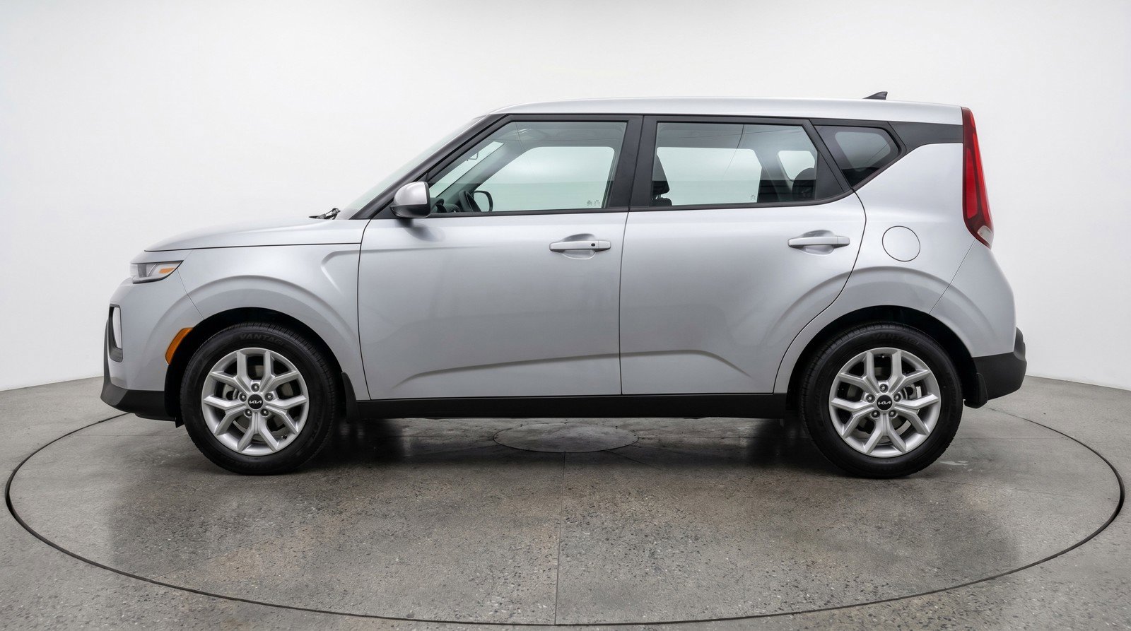 Used 2025 Kia Soul LX w/ LX Technology Package FWD image 5