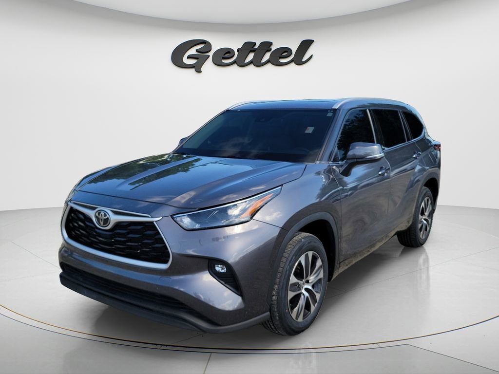 Used 2022 Toyota Highlander XLE FWD image 1