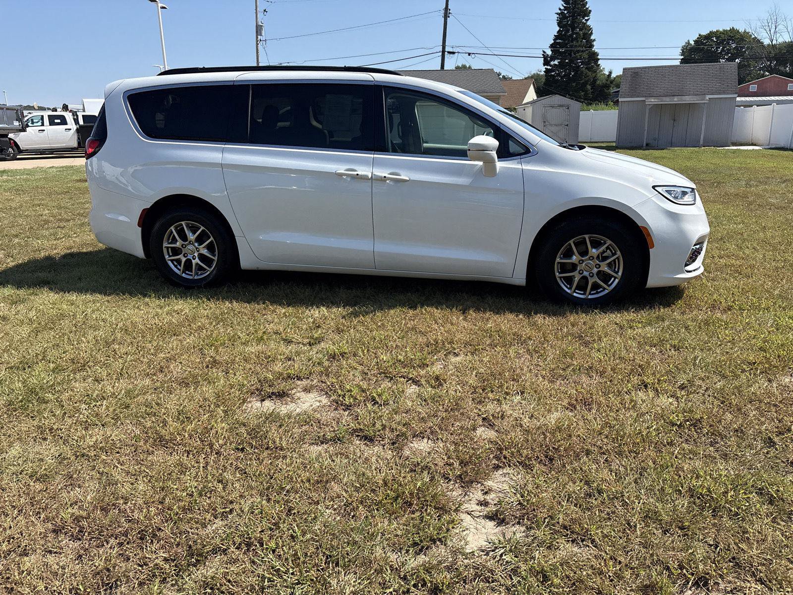 Used 2021 Chrysler Pacifica Touring FWD image 4