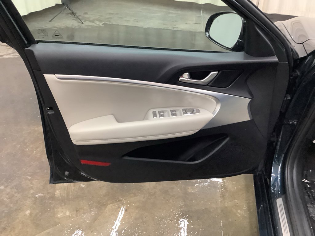 Used 2024 Genesis G70 2.5T image 12