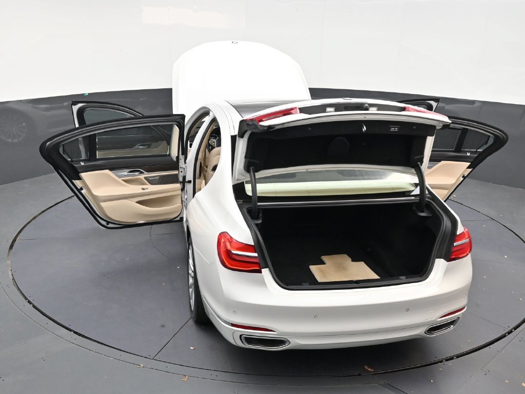 Used 2019 BMW 740i w/ Executive Package RWD image 32