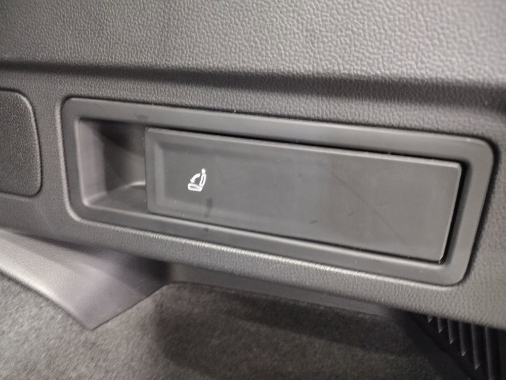 Certified 2024 Volkswagen Tiguan SE image 19