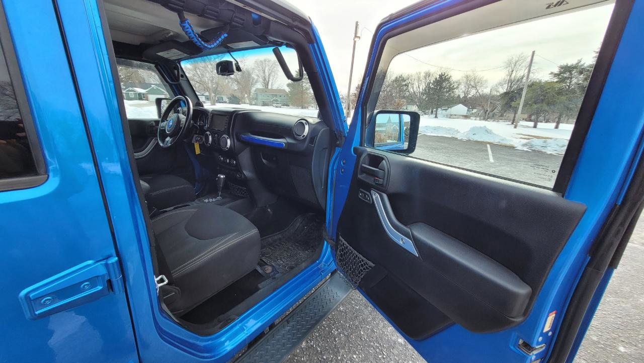 Used 2014 Jeep Wrangler Unlimited Sahara w/ Dual Top Group AWD/4WD image 14