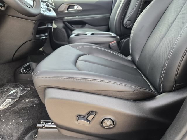 New 2026 Chrysler Pacifica Limited w/ Uconnect Theater Family Group FWD image 18