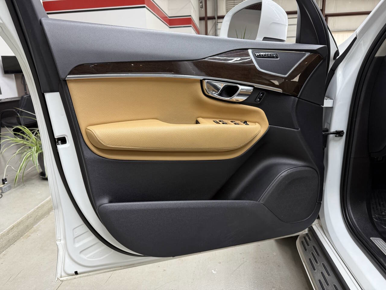 Used 2016 Volvo XC90 T6 Momentum w/ Momentum Plus Package image 10