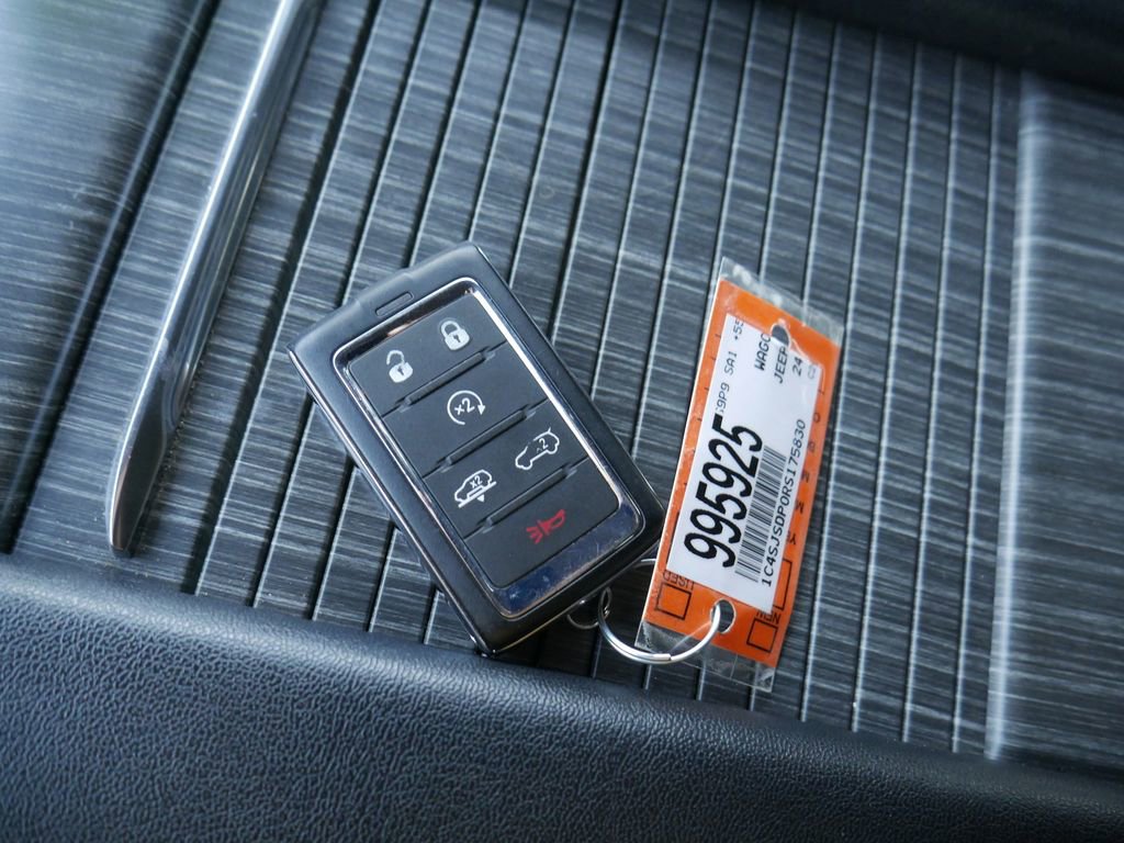 Certified 2024 Jeep Wagoneer L Series III w/ Flexible Seating Group image 35