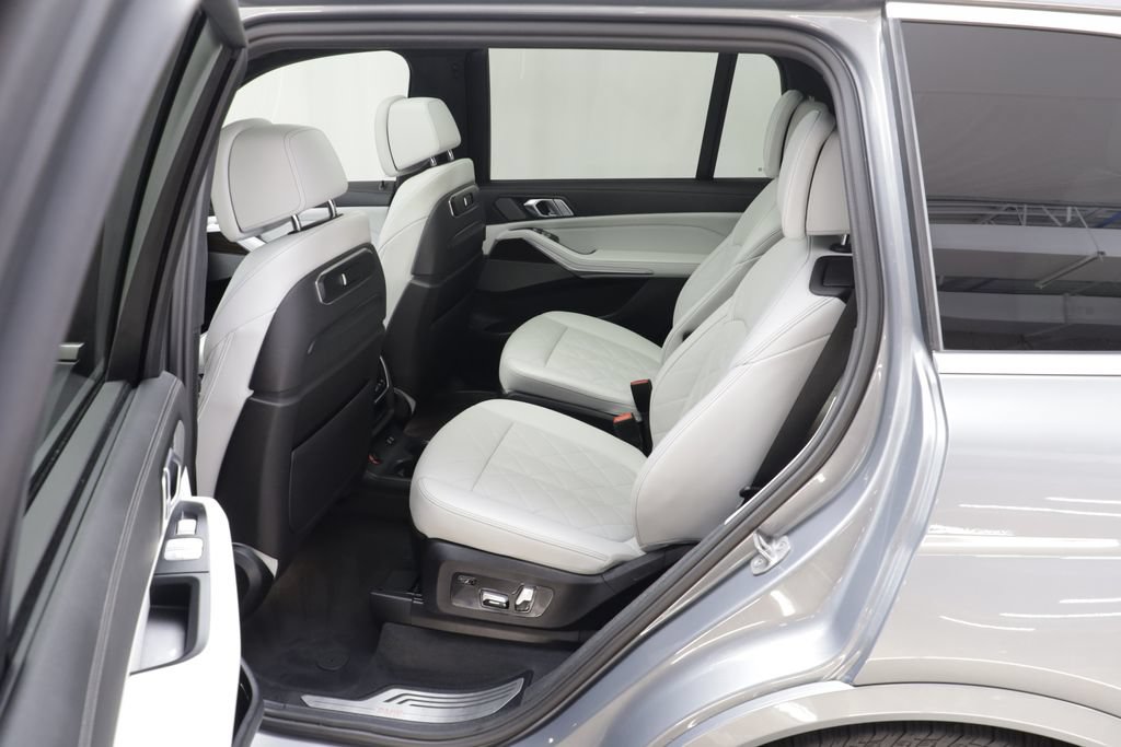 Used 2023 BMW X7 xDrive40i w/ Premium Package AWD/4WD image 16