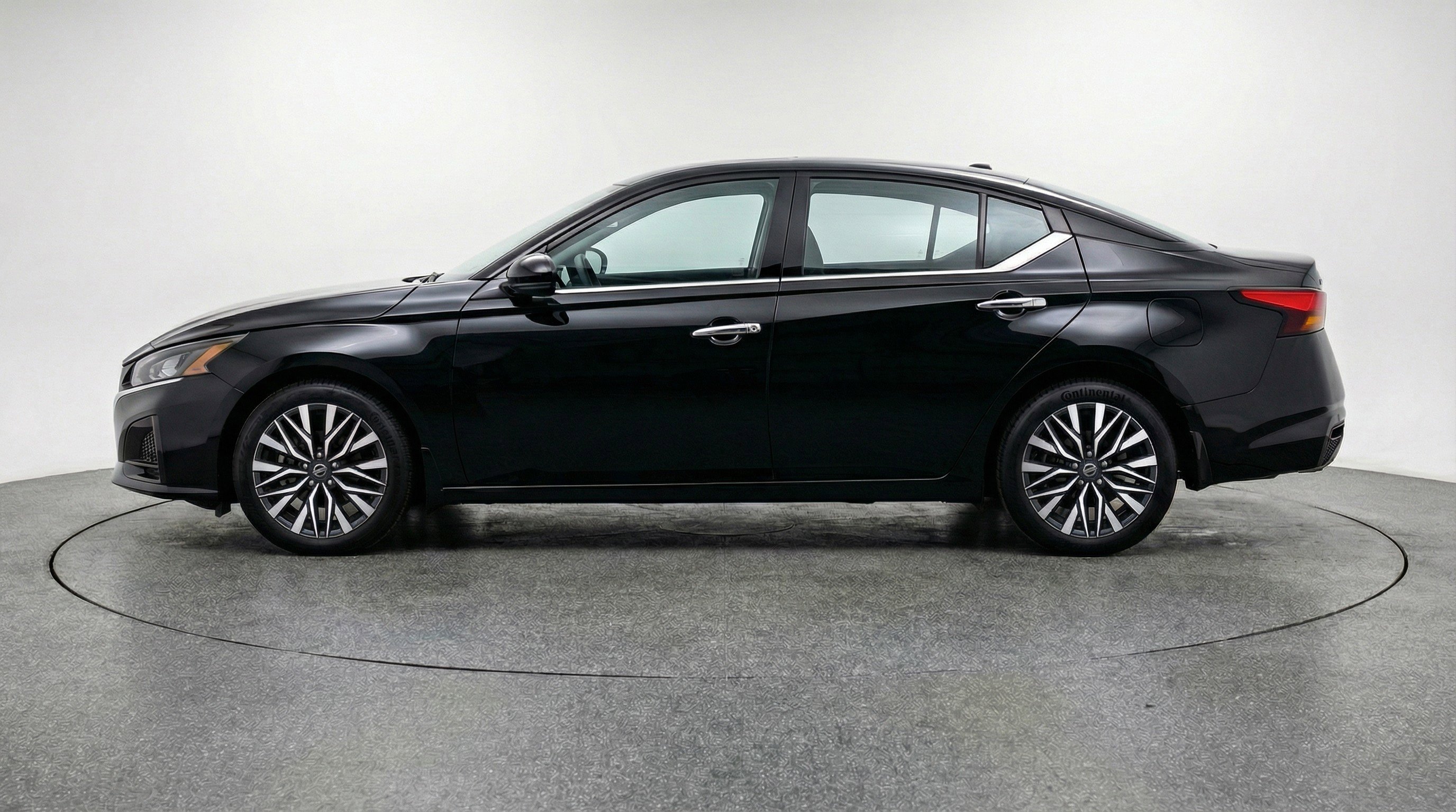 Used 2025 Nissan Altima 2.5 SV image 5