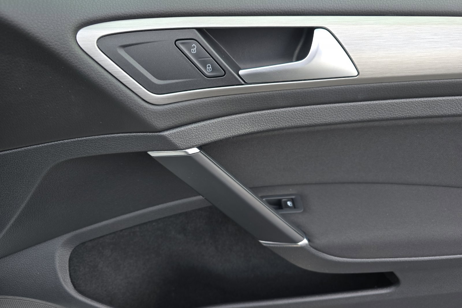 Used 2017 Volkswagen Golf S image 19