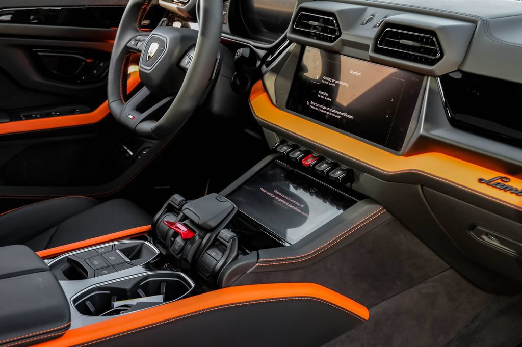 Used 2025 Lamborghini Urus SE AWD/4WD image 23