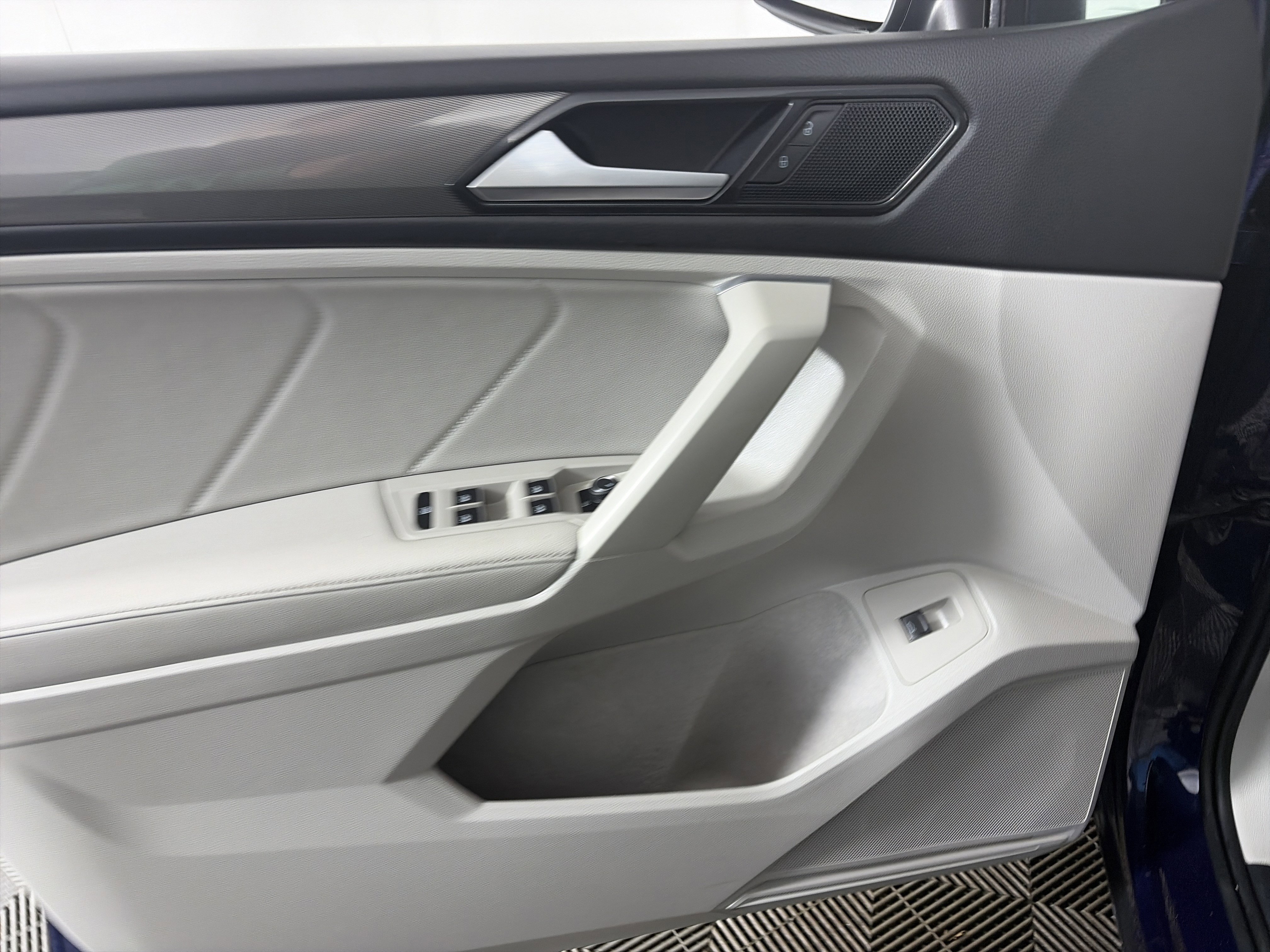 Used 2022 Volkswagen Tiguan SE image 28