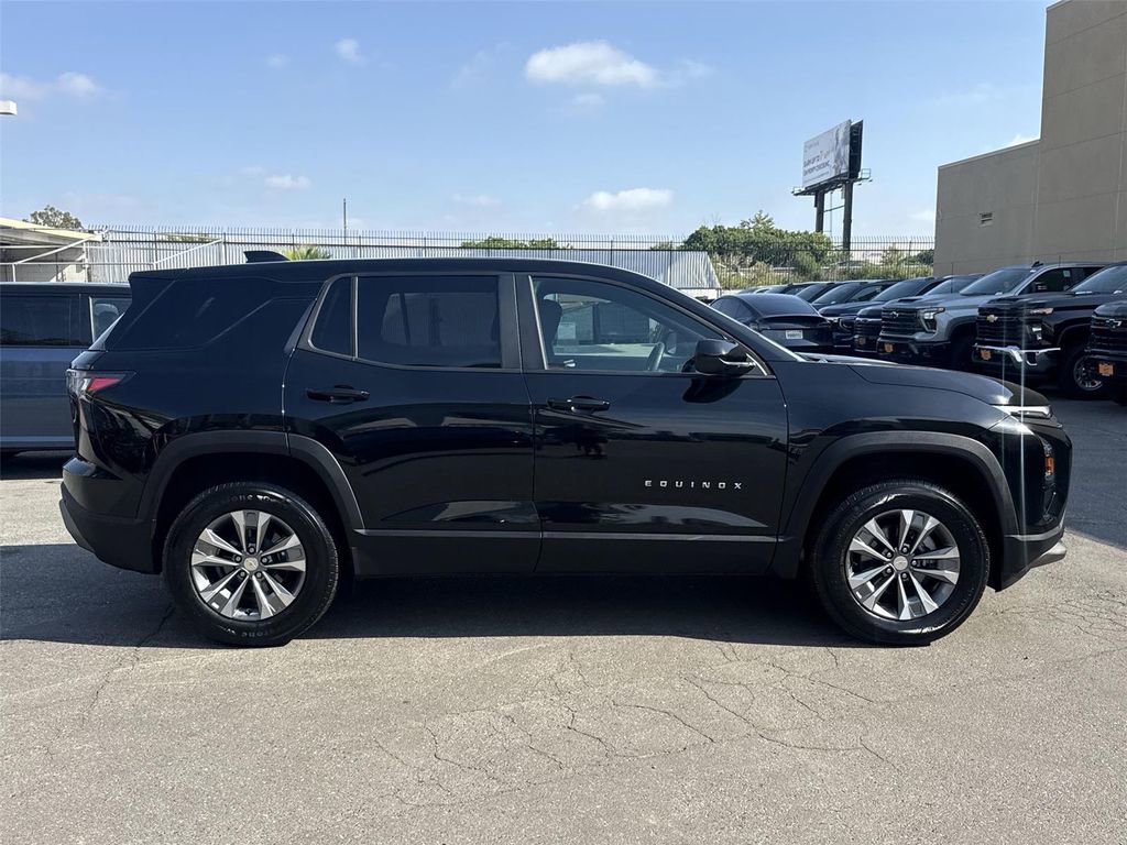 Used 2025 Chevrolet Equinox LT image 2
