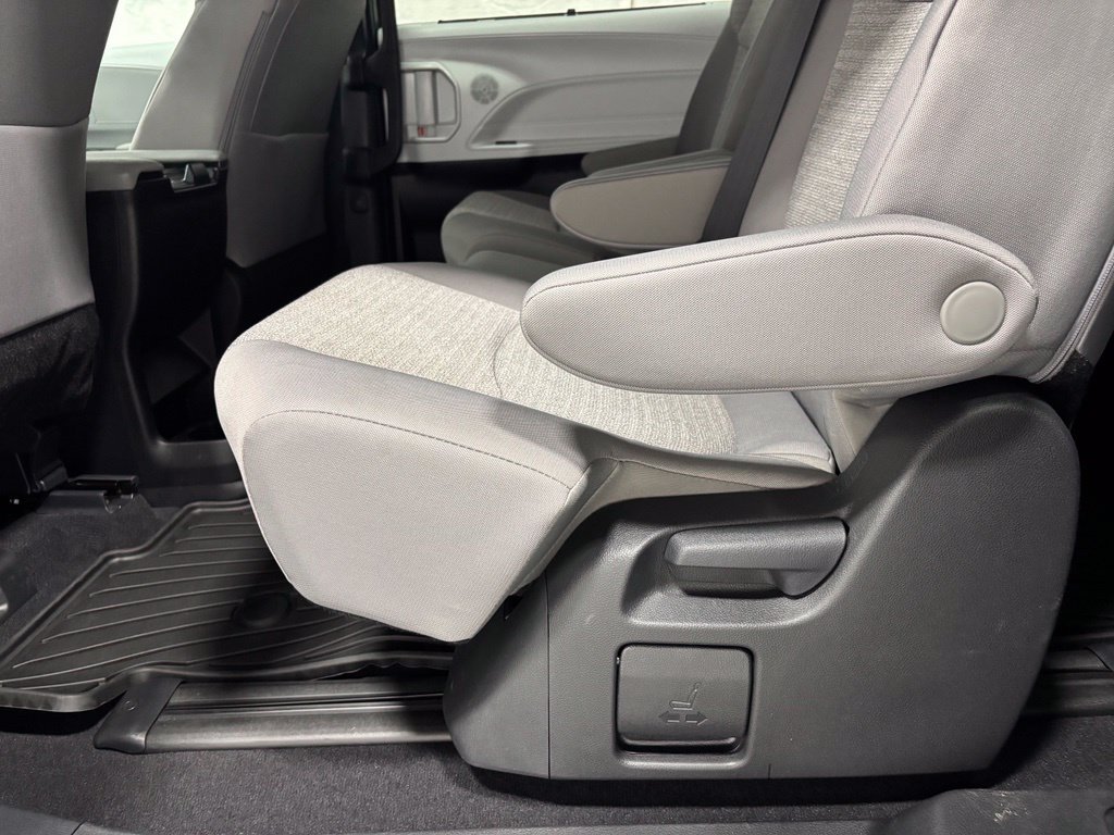 Used 2026 Toyota Sienna LE FWD image 46