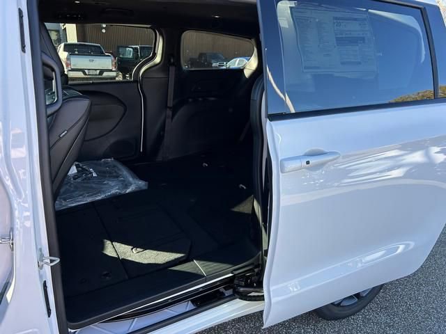 New 2026 Chrysler Pacifica Select image 13