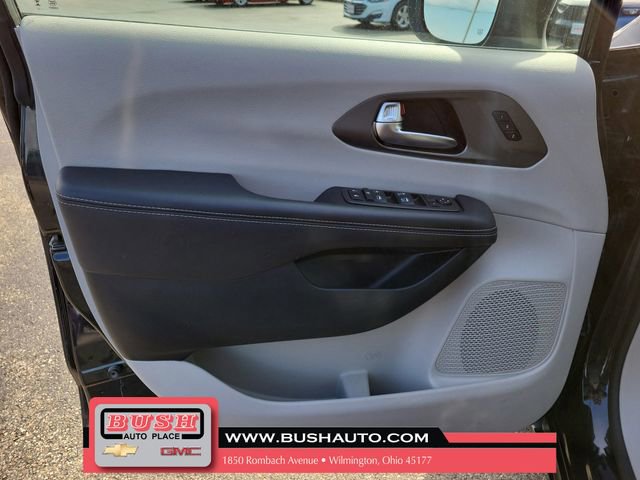 Used 2023 Chrysler Pacifica Touring-L image 18