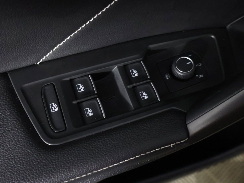 Used 2022 Volkswagen Tiguan SE w/ Panoramic Sunroof Package image 34