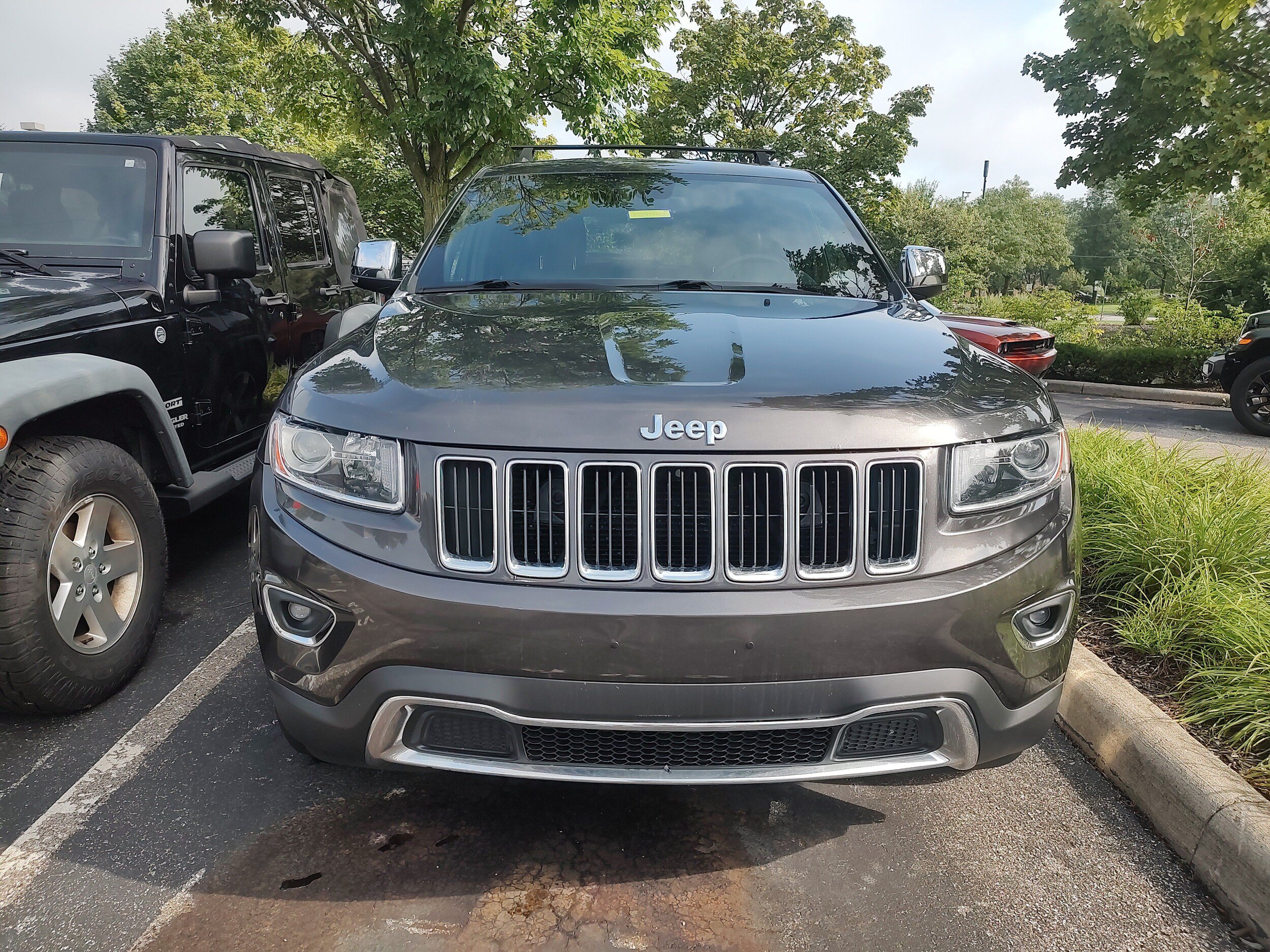 Used 2014 Jeep Grand Cherokee Limited AWD/4WD image 2