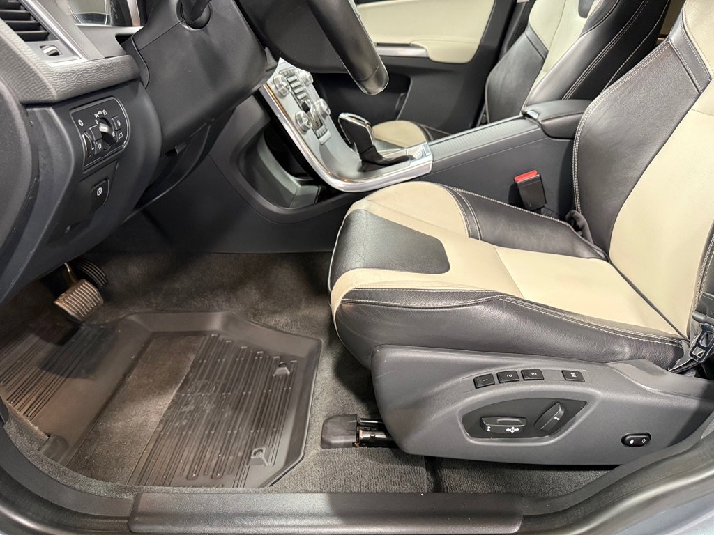 Used 2017 Volvo XC60 T5 Dynamic w/ Preferred Option Package image 11
