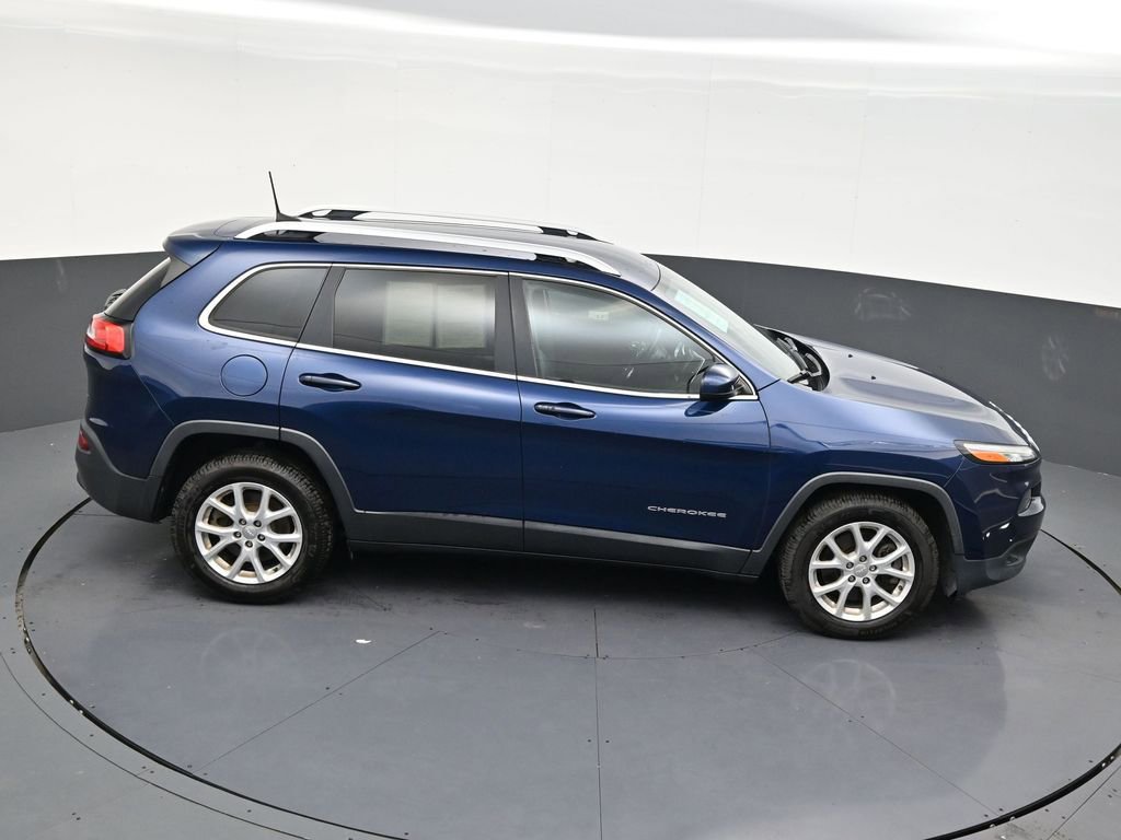 Used 2018 Jeep Cherokee Latitude Plus w/ Cold Weather Group FWD image 16