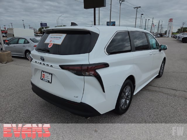 Certified 2025 Toyota Sienna LE FWD image 29