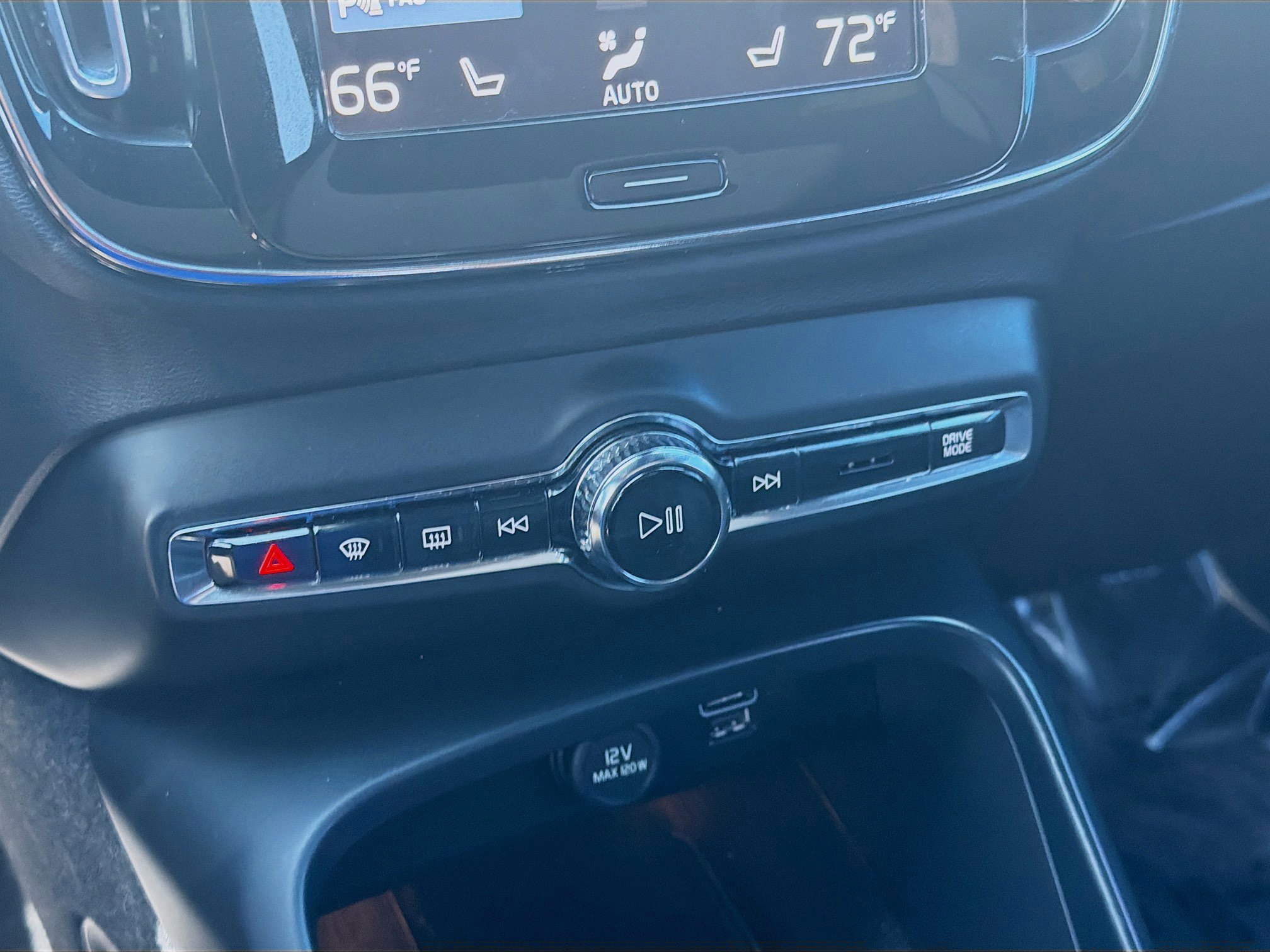 Used 2022 Volvo XC40 T5 R-Design w/ Advanced Package image 15