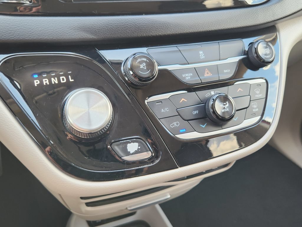 Used 2017 Chrysler Pacifica Touring w/ Tire & Wheel Group FWD image 18