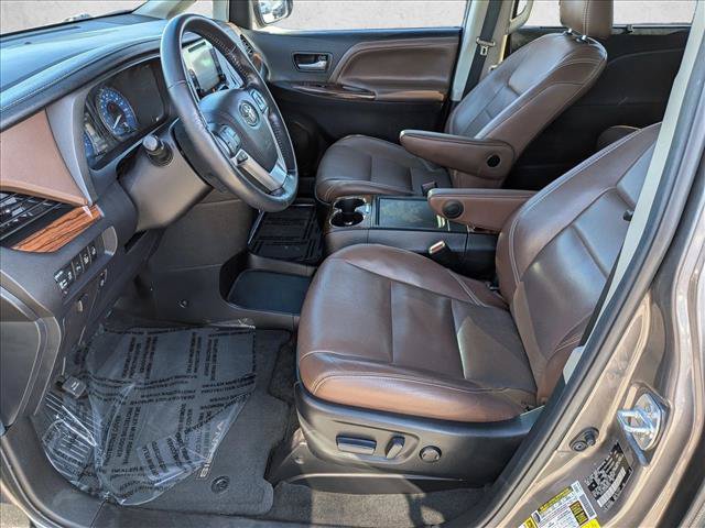 Used 2017 Toyota Sienna Limited w/ Preferred Accessory Package FWD image 15