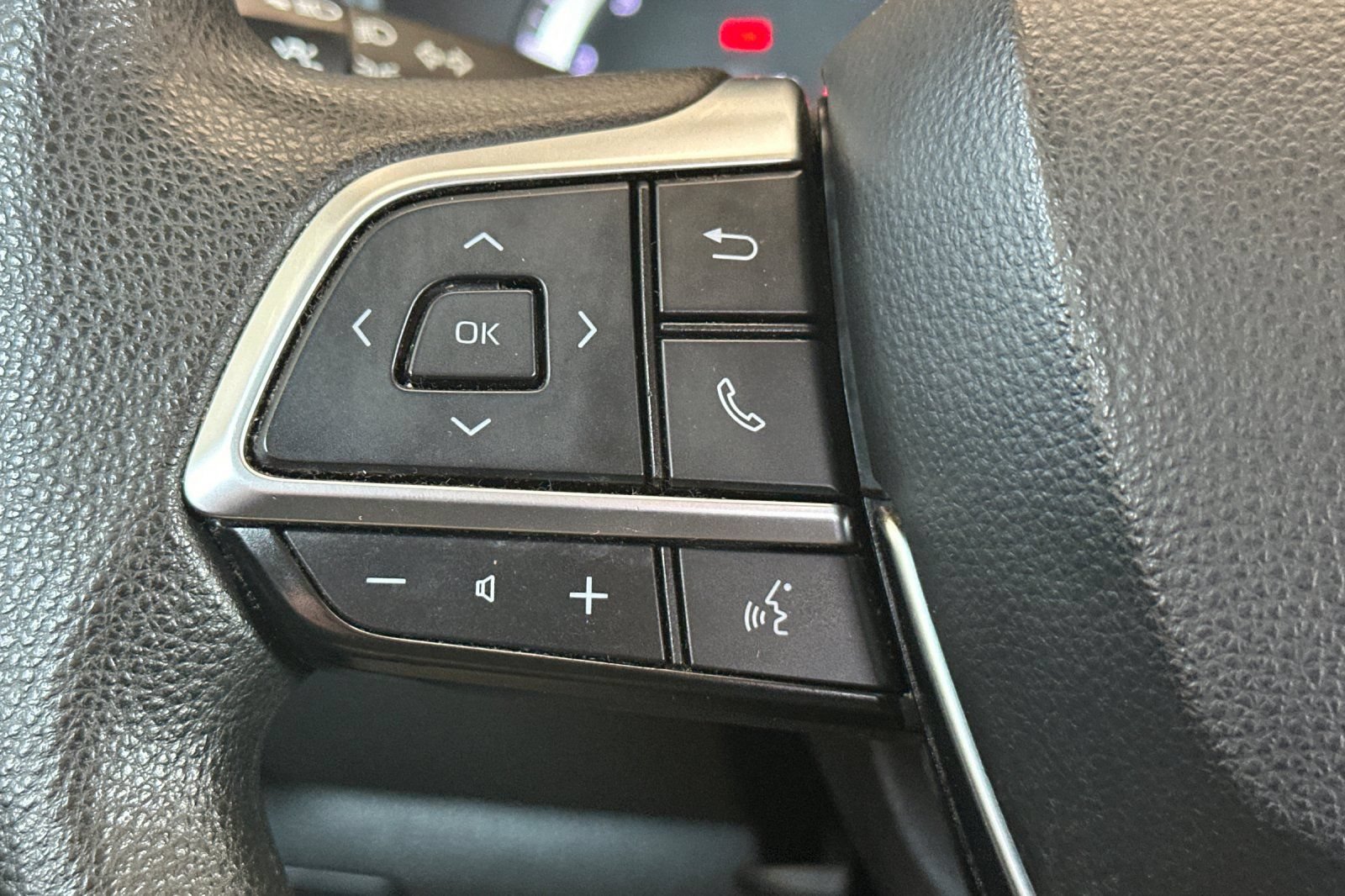 Used 2021 Toyota Highlander L FWD image 24