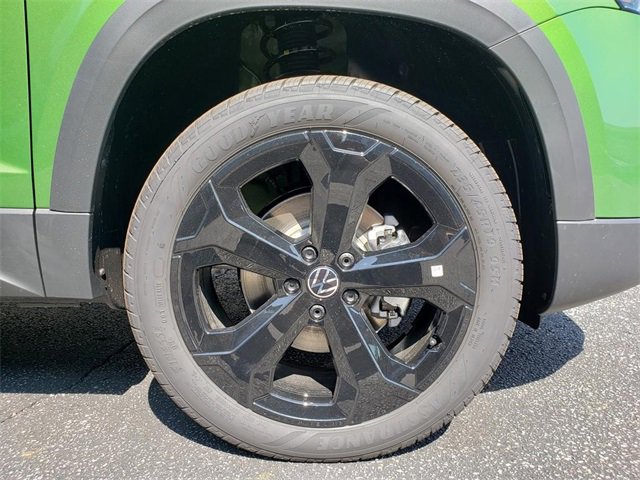 New 2025 Volkswagen Taos SE image 12