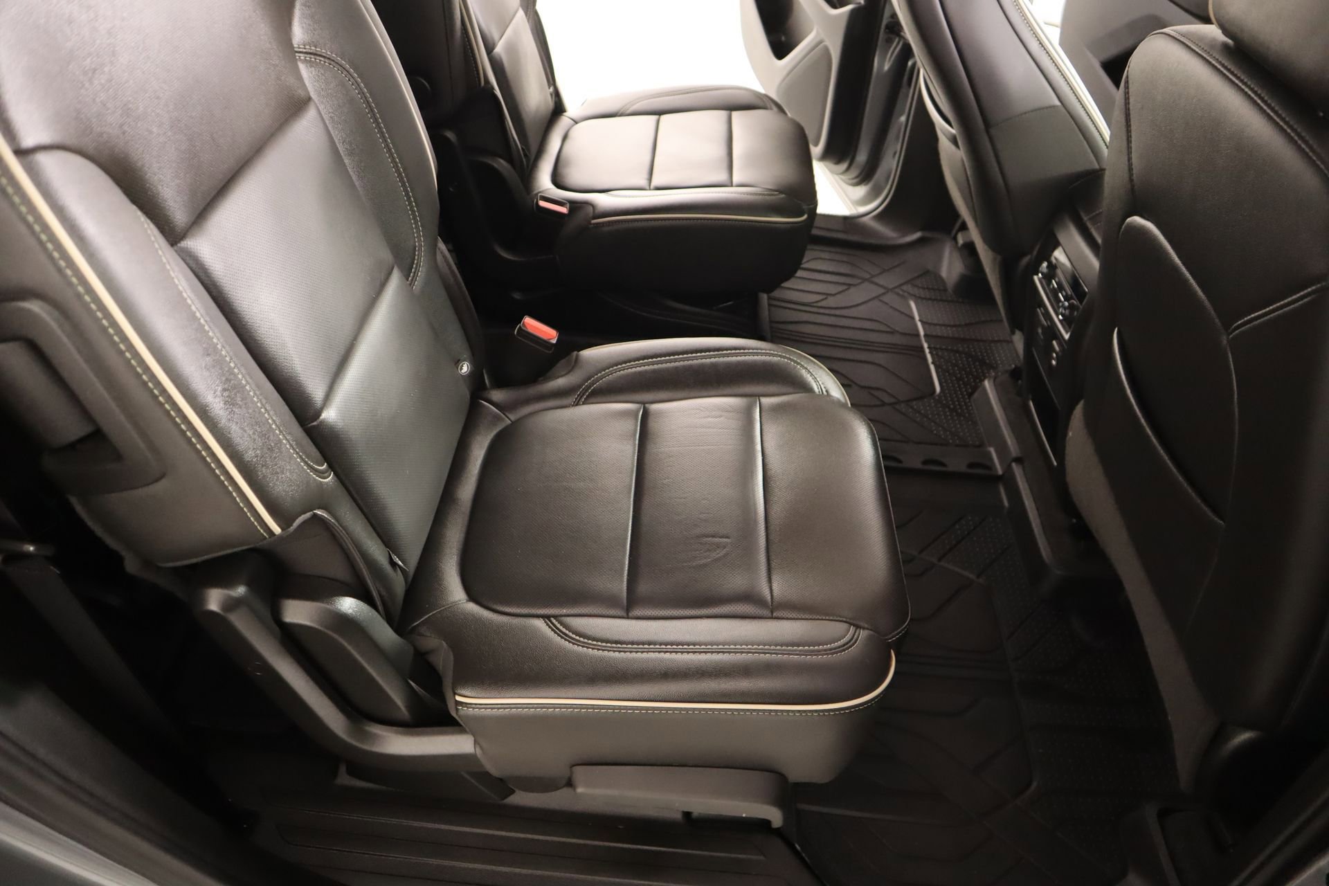 Used 2023 Chevrolet Traverse Premier w/ Redline Edition image 15