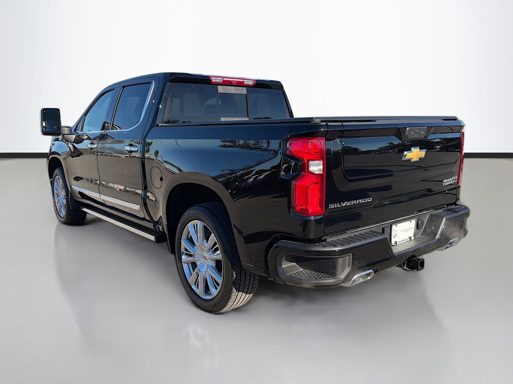 Used 2025 Chevrolet Silverado 1500 High Country w/ High Country Premium Package image 3