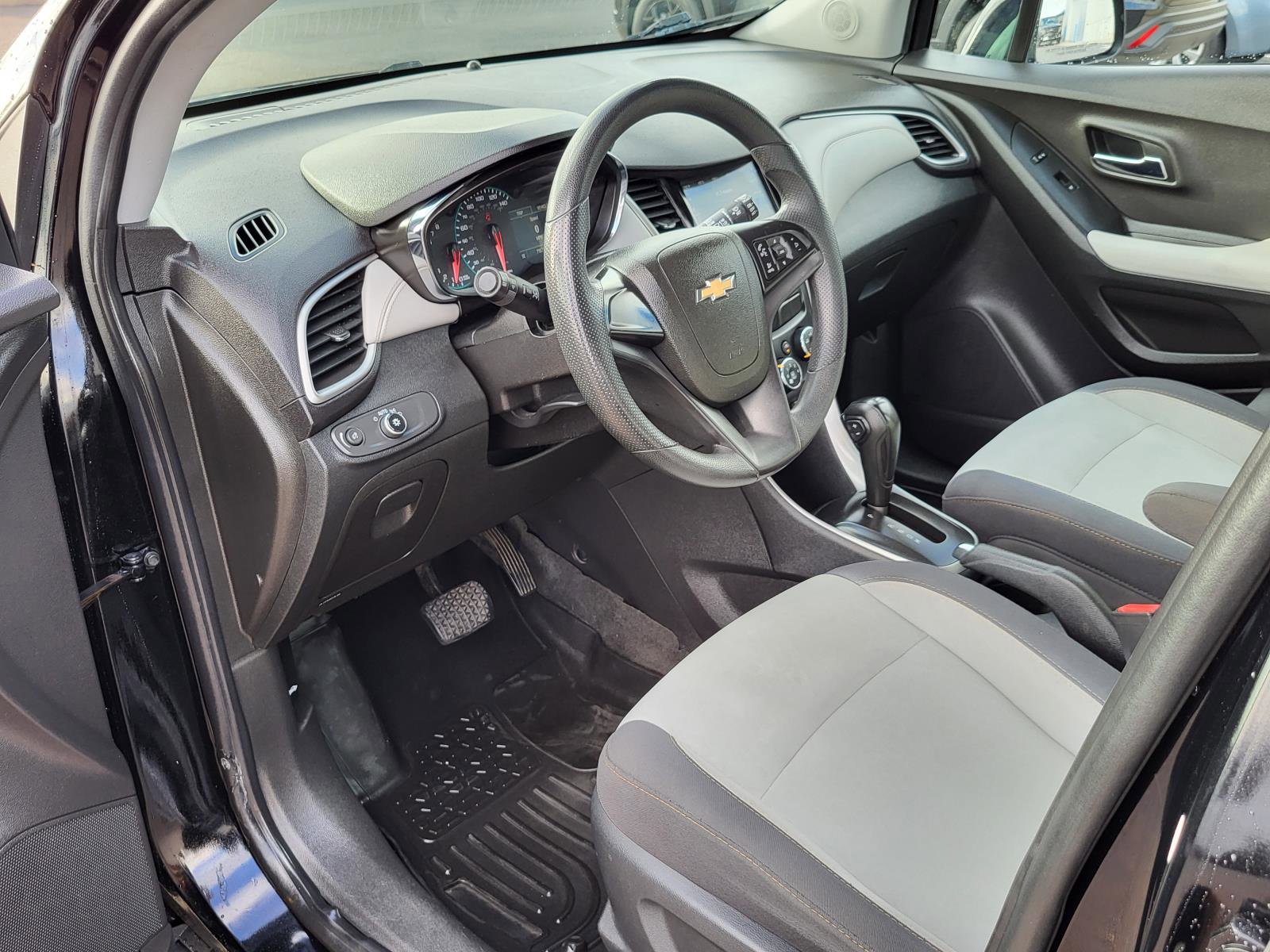 Used 2018 Chevrolet Trax LS w/ LPO, Cargo Package FWD image 16