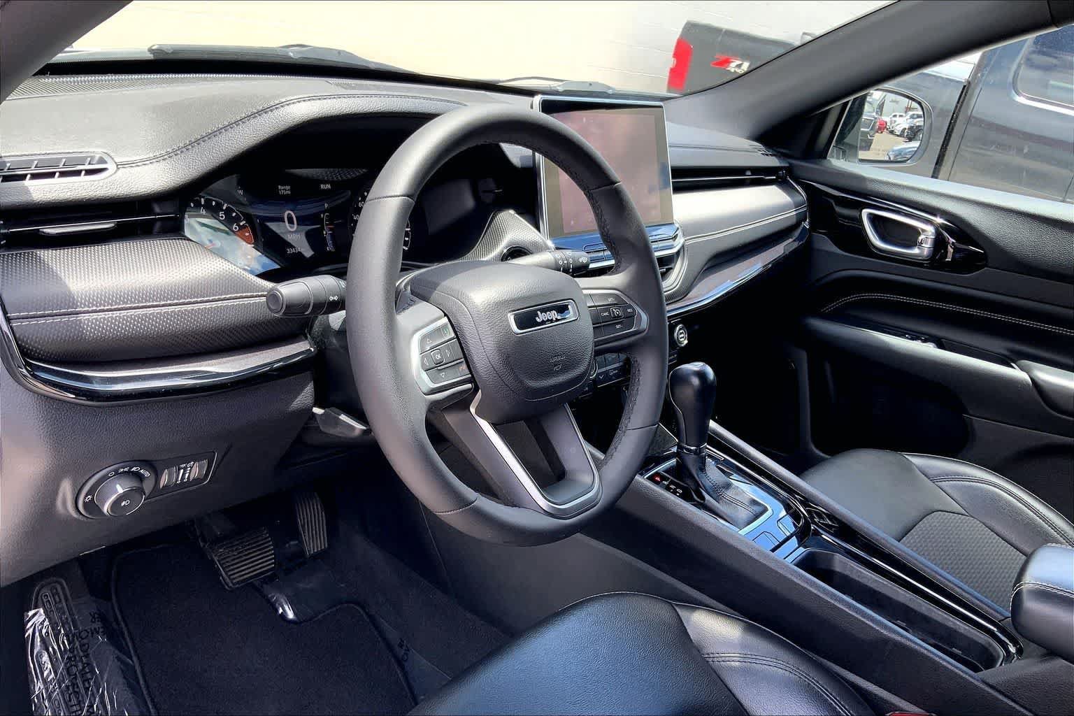 Used 2022 Jeep Compass Latitude FWD image 2